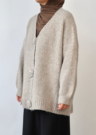 Strickjacke mit Blumen Knöpfen | Beige