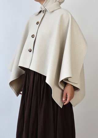 Cape mit Knöpfen | Beige