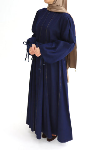 Langes Denimkleid mit Nahtdetails in Dunkelblau