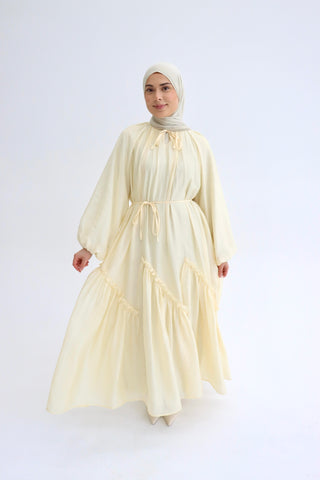 Fließendes Maxikleid mit Ballonärmeln und Raffdetails in Vanille
