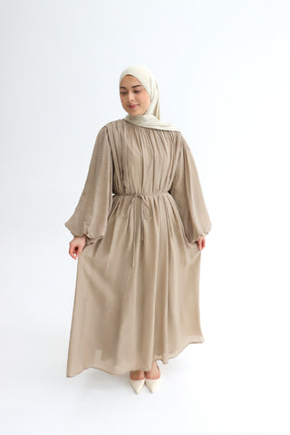 Langes Kleid mit Raffung in Taupe