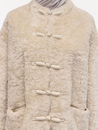Teddyjacke mit Knebelverschlüssen