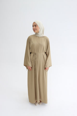 Satin-Maxikleid mit Fledermausärmeln in Beige