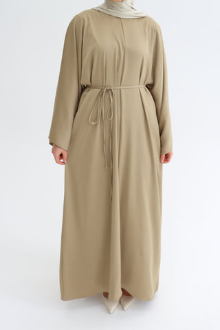 Satin-Maxikleid mit Fledermausärmeln in Beige