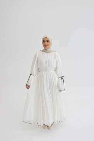 Maxikleid mit Ballonärmeln und Bindedetails in Weiß