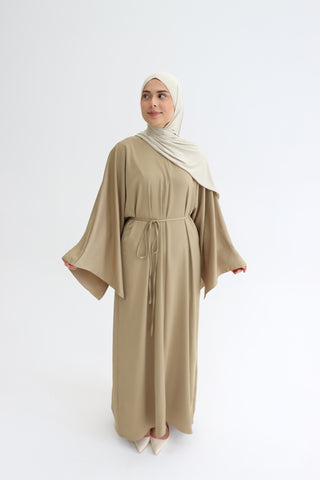 Satin-Maxikleid mit Fledermausärmeln in Beige