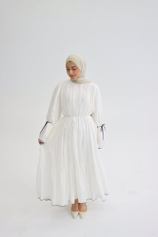 Maxikleid mit Ballonärmeln und Bindedetails in Weiß
