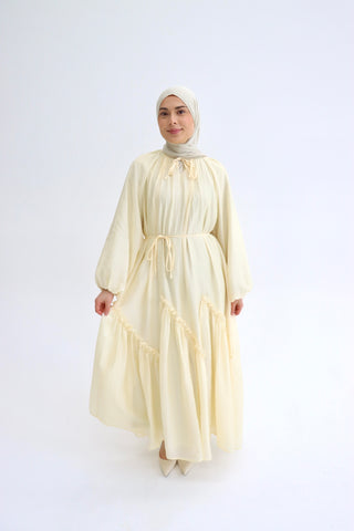 Fließendes Maxikleid mit Ballonärmeln und Raffdetails in Vanille