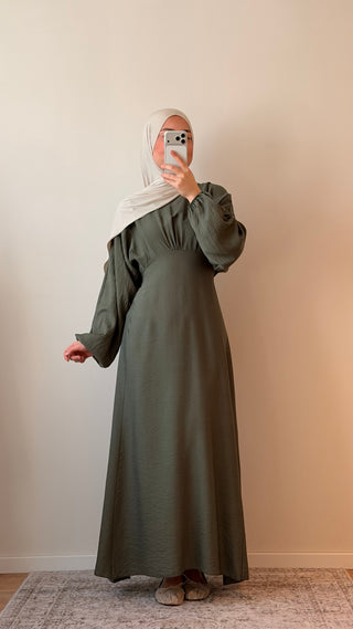 Tailliertes Kleid mit Ballonärmel