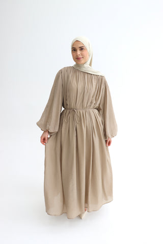 Langes Kleid mit Raffung in Taupe