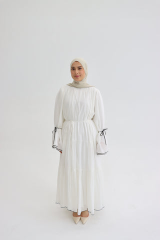 Maxikleid mit Ballonärmeln und Bindedetails in Weiß