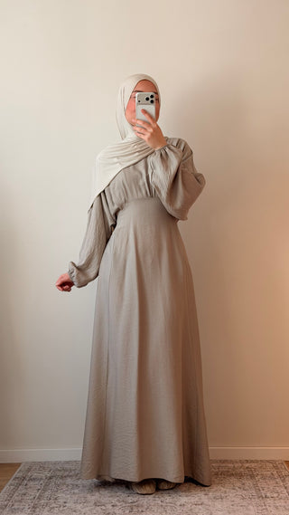 Tailliertes Kleid mit Ballonärmel