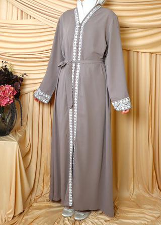 Bestickte Abaya mit Reißverschluss | Mocha