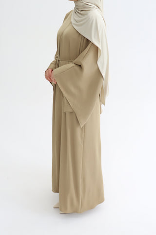 Satin-Maxikleid mit Fledermausärmeln in Beige
