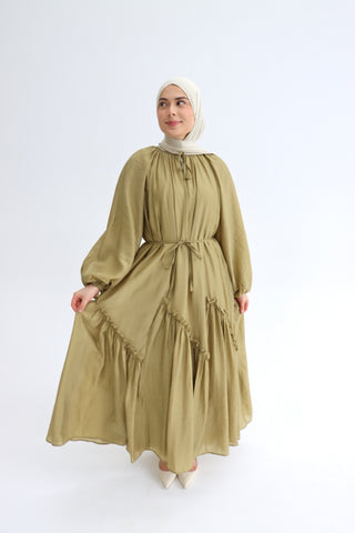 Fließendes Maxikleid mit Ballonärmeln und Raffdetails in Khaki