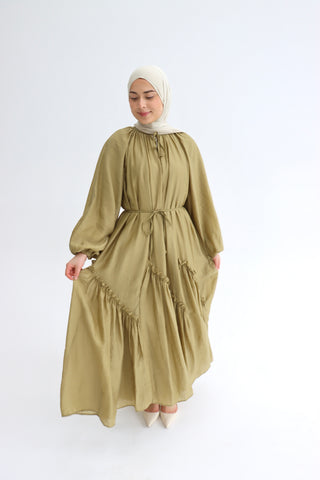 Fließendes Maxikleid mit Ballonärmeln und Raffdetails in Khaki