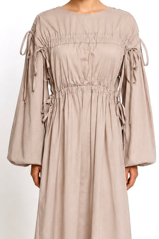 Maxikleid mit Ballonärmeln und Bindedetails | Taupe