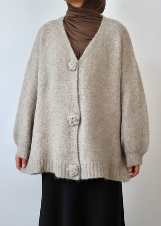 Strickjacke mit Blumen Knöpfen | Beige