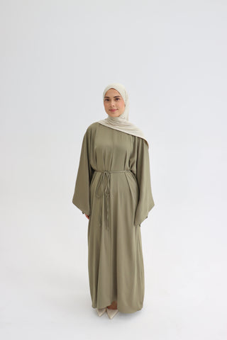 Satin-Maxikleid mit Fledermausärmeln in Khaki