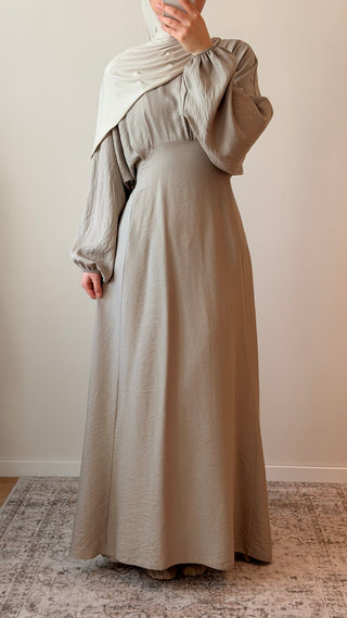 Tailliertes Kleid mit Ballonärmel