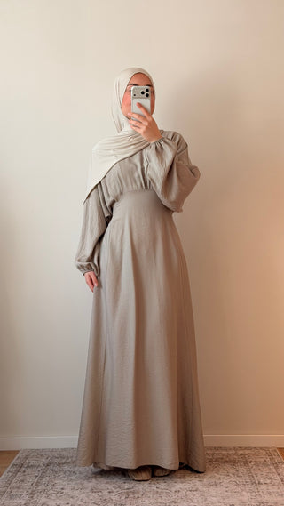 Tailliertes Kleid mit Ballonärmel