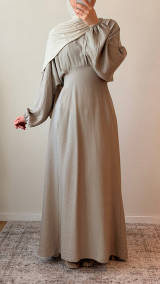 Tailliertes Kleid mit Ballonärmel