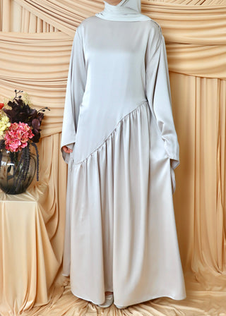 Fließendes Maxikleid mit Volant | Beige
